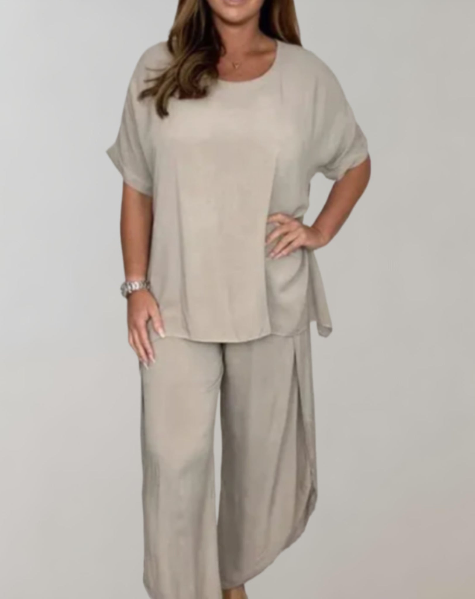 oversized top met ronde hals en halve mouw passend bij broek met zijsplit 2-delige set