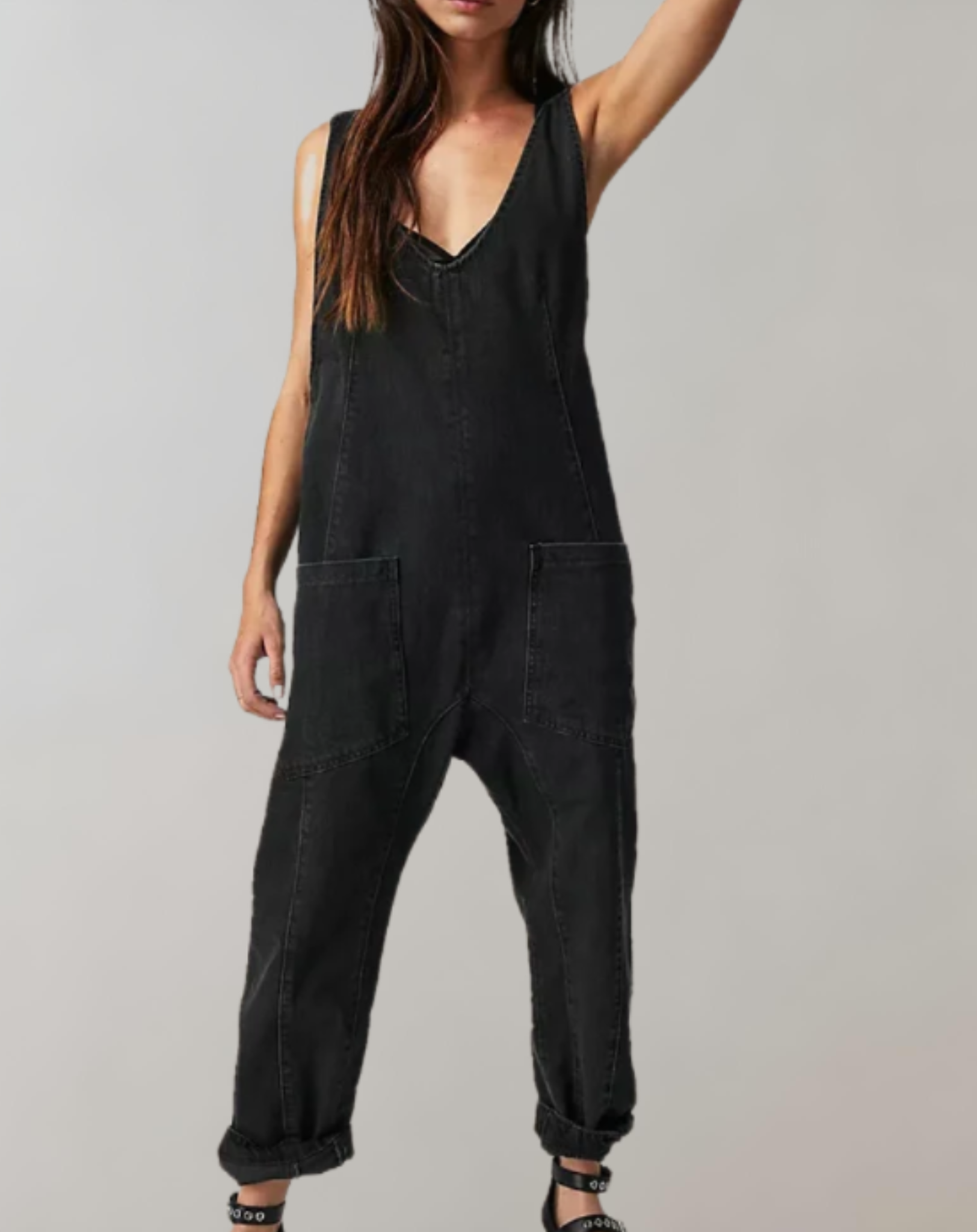 denim mouwloze jumpsuit met een diepe V-hals en meerdere zakken broek