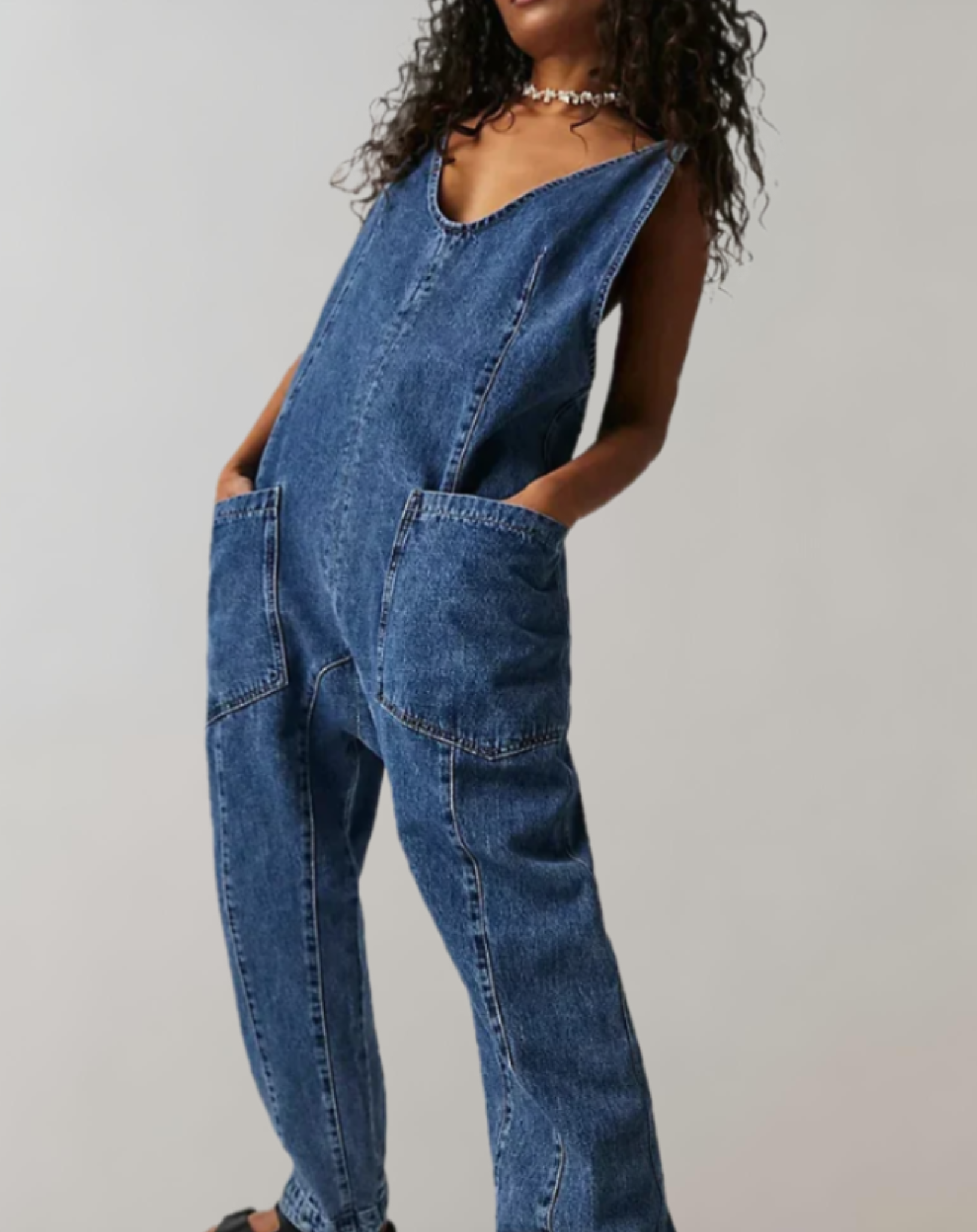 denim mouwloze jumpsuit met een diepe V-hals en meerdere zakken broek