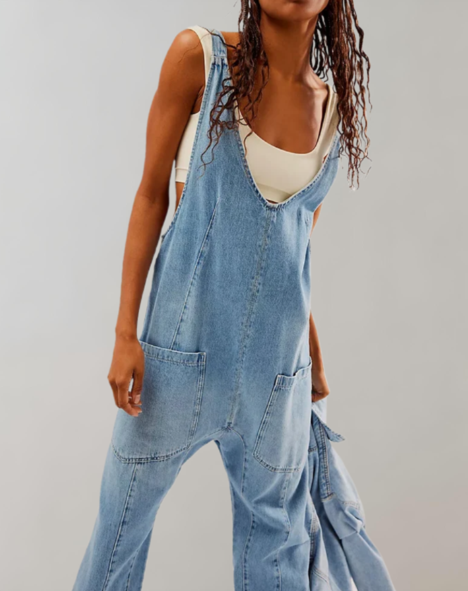 denim mouwloze jumpsuit met een diepe V-hals en meerdere zakken broek