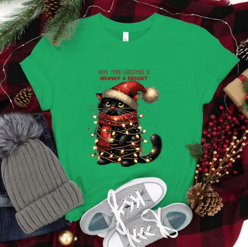 Kerst T-Shirt met Zwarte Kat en Kerstverlichting - Warm, Grappig & Gezellig!