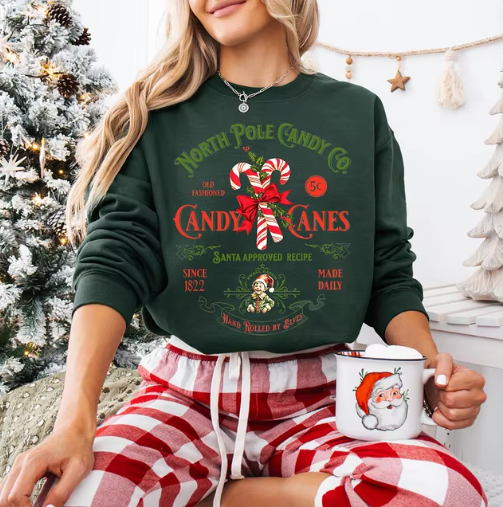 Kersttrui Dames – North Pole Candy Co. Design – Feestelijke Sweater met Candy Cane Print